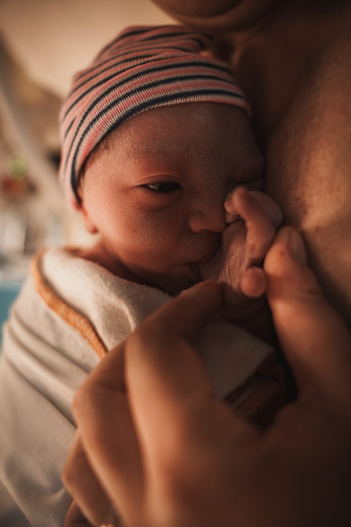 Newborn baby Lily with her eyes wide open, birth at the AMC Amsterdam with doula support